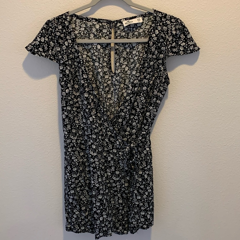 Hollister Woman’s Ditsy Floral Deep V front Romper. Elastic Waist/SideTie/Shorts